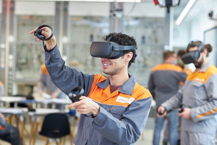 Arbeiter des Chemparks testen VR Brillen