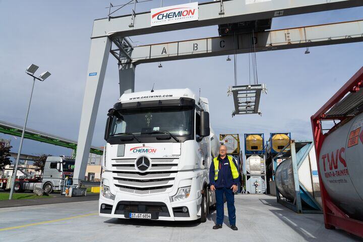LKW von CHEMION bei der Beladung